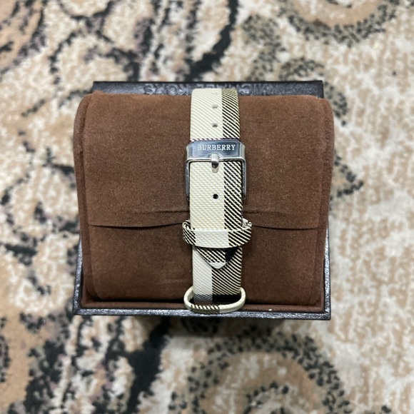 BURBERRY WATCH (10/10) - Picture 3 of 7